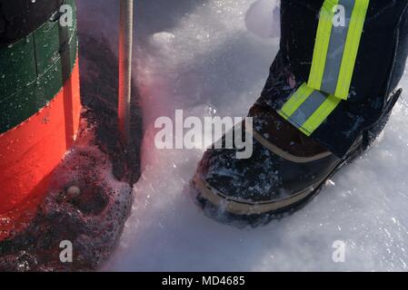 180317-N-KC 128-294 Ice Camp Skate (18. März 2018) - Mitglieder des Ice Camps Skate Vorbereitung zur Erholung ein Torpedo Torpedo während einer Übung in den Polarkreis zur Unterstützung der Ice-Übung (ICEX) 2018, 16. März. ICEX 2018 ist ein 5-wöchigen Übung, die Marine ihre Einsatzbereitschaft in der Arktis, die Erfahrung in der Region, Vorauszahlung Verständnis der arktischen Umwelt zu bewerten, und ihre Beziehungen zu anderen Dienstleistungen, Verbündete und Partner Organisationen zu entwickeln. (U.S. Marine Foto von Mass Communication Specialist 1. Klasse Daniel Hinton) Stockfoto