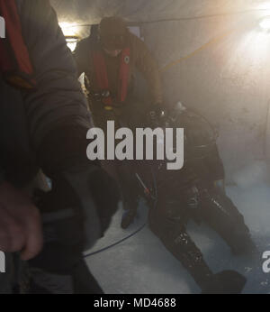 180317-N-KC 128-312 Ice Camp Skate (18. März 2018) - Constructionman 1. Klasse (SCW/DV) Brandon Burrow, zugeordnet zu den UW-Bau Team Eins (UCT 1), bietet Unterstützung bei einem Torpedo Übung in den Polarkreis zur Unterstützung der Ice-Übung (ICEX) 2018, 16. März. ICEX 2018 ist ein 5-wöchigen Übung, die Marine ihre Einsatzbereitschaft in der Arktis, die Erfahrung in der Region, Vorauszahlung Verständnis der arktischen Umwelt zu bewerten, und ihre Beziehungen zu anderen Dienstleistungen, Verbündete und Partner Organisationen zu entwickeln. (U.S. Marine Foto von Massenkommunikation Spe Stockfoto