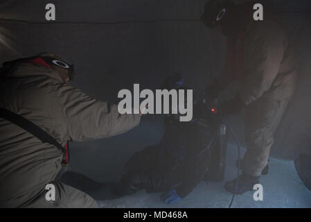 180317-N-KC 128-304 Ice Camp Skate (18. März 2018) - Constructionman 2. Klasse (SCW/DV) Dave Eaves, zugeordnet zu den UW-Bau Team Eins (UCT 1), bietet Unterstützung bei einem Torpedo Übung in den Polarkreis zur Unterstützung der Ice-Übung (ICEX) 2018, 16. März. ICEX 2018 ist ein 5-wöchigen Übung, die Marine ihre Einsatzbereitschaft in der Arktis, die Erfahrung in der Region, Vorauszahlung Verständnis der arktischen Umwelt zu bewerten, und ihre Beziehungen zu anderen Dienstleistungen, Verbündete und Partner Organisationen zu entwickeln. (U.S. Marine Foto von Massenkommunikation Besondere Stockfoto