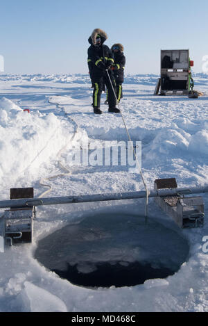 180317-N-KC 128-261 Ice Camp Skate (18. März 2018) - Mitglieder des Ice Camps Skate Vorbereitung zur Erholung ein Torpedo Torpedo während einer Übung in den Polarkreis zur Unterstützung der Ice-Übung (ICEX) 2018, 16. März. ICEX 2018 ist ein 5-wöchigen Übung, die Marine ihre Einsatzbereitschaft in der Arktis, die Erfahrung in der Region, Vorauszahlung Verständnis der arktischen Umwelt zu bewerten, und ihre Beziehungen zu anderen Dienstleistungen, Verbündete und Partner Organisationen zu entwickeln. (U.S. Marine Foto von Mass Communication Specialist 1. Klasse Daniel Hinton) Stockfoto