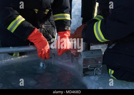 180317-N-KC 128-248 Ice Camp Skate (18. März 2018) - Mitglieder des Ice Camps Skate Vorbereitung zur Erholung ein Torpedo Torpedo während einer Übung in den Polarkreis zur Unterstützung der Ice-Übung (ICEX) 2018, 16. März. ICEX 2018 ist ein 5-wöchigen Übung, die Marine ihre Einsatzbereitschaft in der Arktis, die Erfahrung in der Region, Vorauszahlung Verständnis der arktischen Umwelt zu bewerten, und ihre Beziehungen zu anderen Dienstleistungen, Verbündete und Partner Organisationen zu entwickeln. (U.S. Marine Foto von Mass Communication Specialist 1. Klasse Daniel Hinton) Stockfoto
