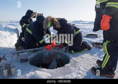 180317-N-KC 128-235 Ice Camp Skate (18. März 2018) - Mitglieder des Ice Camps Skate Vorbereitung zur Erholung ein Torpedo Torpedo während einer Übung in den Polarkreis zur Unterstützung der Ice-Übung (ICEX) 2018, 16. März. ICEX 2018 ist ein 5-wöchigen Übung, die Marine ihre Einsatzbereitschaft in der Arktis, die Erfahrung in der Region, Vorauszahlung Verständnis der arktischen Umwelt zu bewerten, und ihre Beziehungen zu anderen Dienstleistungen, Verbündete und Partner Organisationen zu entwickeln. (U.S. Marine Foto von Mass Communication Specialist 1. Klasse Daniel Hinton) Stockfoto