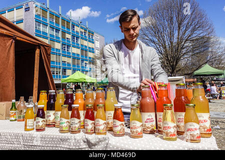 Prag Dejvice Markt, Mann Verkauf Home made Limonade, Wochenmarkt in Kulatak, Dejvice, Prag Markt Tschechische Republik Stockfoto