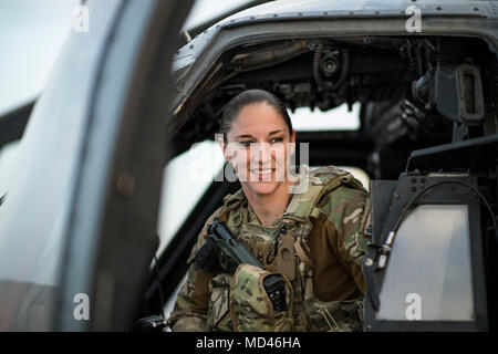 Us-Luftwaffe Kapitän Victoria Schnee, HH-60G Pave Hawk Pilot, bis zum 33 Expeditionary Rescue Squadron zugeordnet, sitzt im Cockpit vor einem Training Mission mit einem Schutzengel Team auf die 308Th ERQS, Kandahar Airfield, Afghanistan zur Unterstützung von Maßnahmen, die die Freiheit des Sentinel und entschiedene, 13. März 2018 zugeordnet. Die Schutzengel Teams, bestehend aus Combat rescue Offiziere und pararescuemen arbeiten mit dem HH-60G Besatzungen, um die höchste Leistungsfähigkeit ständig pflegen die erfolgreiche Ausführung des Personal Recovery/Unfall Evakuierung Mission zu gewährleisten. (U.S. Air Fo Stockfoto