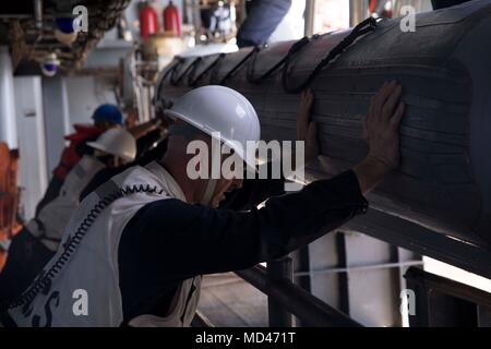 180315-N-GR 168-0098 MITTELMEER (15. März 2018) Segler Wiederherstellen eines starren - Rumpf Schlauchboot an Bord der San Antonio-Klasse amphibious Transport dock Schiff USS New York (LPD-21), 15. März 2018. New York, homeported in Mayport, Florida, ist die Durchführung von naval Operations in den USA 6 Flotte Bereich der Operationen. (U.S. Marine Foto von Mass Communication Specialist 2. Klasse Lyle Wilkie/Freigegeben) Stockfoto