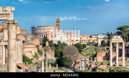 Herrlichen Blick auf das Forum Romanum und das Kolosseum bei Sonnenuntergang in Rom, Italien. Stockfoto