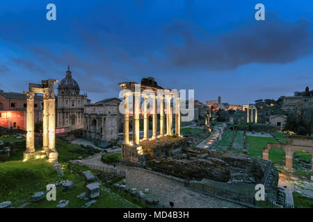 Forum Romanum in der Nacht. Blick auf das Forum Romanum und das Kolosseum, Italien. Stockfoto