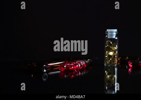 Pille Flasche und Pillen in auf schwarz Konzept Apotheke isoliert Stockfoto