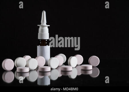 Pille Flasche und Pillen in auf schwarz Konzept Apotheke isoliert Stockfoto