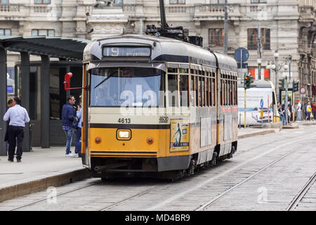 Mailand, Italien - 11 April 2015: Vintage orange Straßenbahn ATM Klasse 1500 auf der Straße von Mailand, Italien Stockfoto