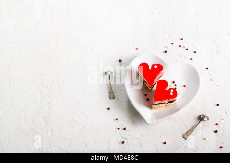 Zwei jelly herzförmiger Kuchen auf Weiß konkreten Hintergrund. Freier Platz für Ihren Text Stockfoto