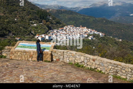 Frau an View Point, Algatocin, Spanisch, weißen Dorf in den Bergen der Valle del Genal, Bergdorf, Andalusien, Spanien. Stockfoto