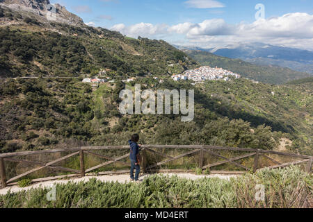 Frau an View Point, Algatocin, Spanisch, weißen Dorf in den Bergen der Valle del Genal, Bergdorf, Andalusien, Spanien. Stockfoto