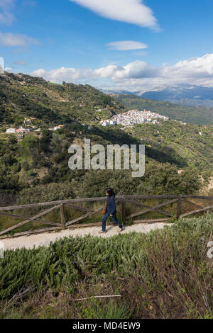 Frau an View Point, Algatocin, Spanisch, weißen Dorf in den Bergen der Valle del Genal, Bergdorf, Andalusien, Spanien. Stockfoto