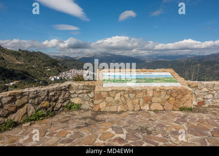 View Point mit Blick auf Algatocin, Spanisch, weißen Dorf in den Bergen der Valle del Genal, Bergdorf, Andalusien, Spanien. Stockfoto