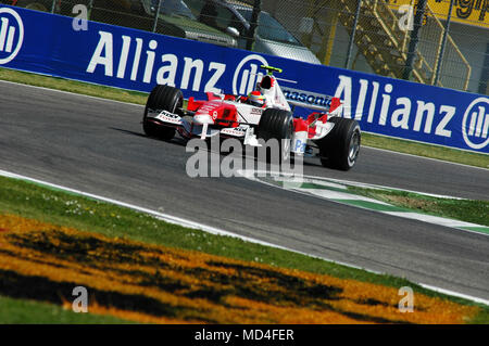 22 April 2005, Grand Prix von San Marino der Formel 1. Jarno Trulli drive Toyota F1 während Qualyfing Sitzung in Imola in Italien. Stockfoto