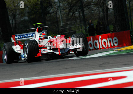 22 April 2005, Grand Prix von San Marino der Formel 1. Jarno Trulli drive Toyota F1 während Qualyfing Sitzung in Imola in Italien. Stockfoto