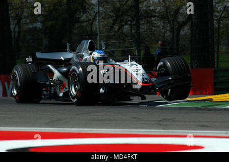 22 April 2005, Grand Prix von San Marino der Formel 1. Pedro De La Rosa McLaren F1 Fahren während Qualyfing Sitzung in Imola in Italien. Stockfoto