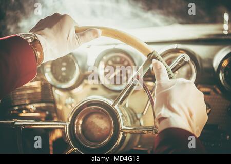 Classic Retro Car Fahrer. Männer in weißen Handschuhen seine Oldtimer. Lenkrad Nahaufnahme. Stockfoto