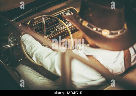 Cowboy in die Wandelanleihe American Classic Auto, kurze Probefahrt. Geschichte der amerikanischen Automobilindustrie. Stockfoto