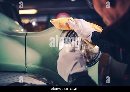 Retro von Autoteilen. Classic Car Reinigung durch professionelle Fahrzeug Reiniger. Stockfoto