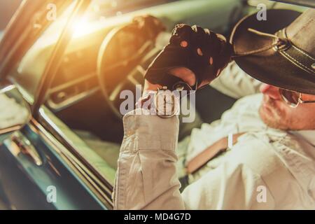 Western Fahrer tragen. Kaukasische Cowboy im Hut Fahren seines klassischen Muscle Car Stockfoto