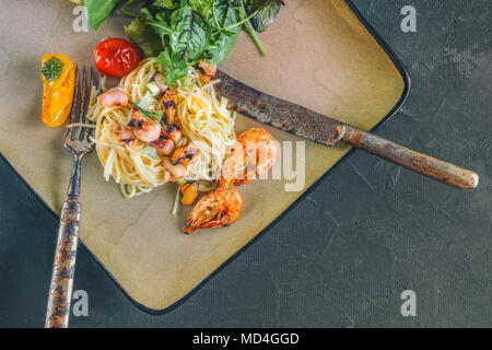 GarlickySeafood Pasta Spaghetti mit Muscheln, Garnelen, Meeresfrüchte Cocktail Nahaufnahme Garnelen Pasta. Stockfoto