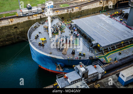 Elektrische Lokomotiven ziehen Schiffe im Transitverkehr durch die Schleusen des Panamakanals Stockfoto