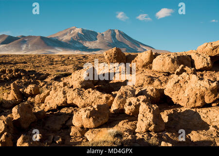 Felsformationen von trockenen Lava in den Anden Altiplano (Hochebene) auf einer Höhe von über 4000 m, Atacama-wüste, Chile, Südamerika Stockfoto