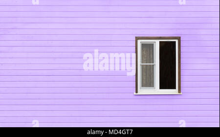 Eine rustikale Fenster auf der Ultra Violet Holzwand. Muster. Stockfoto