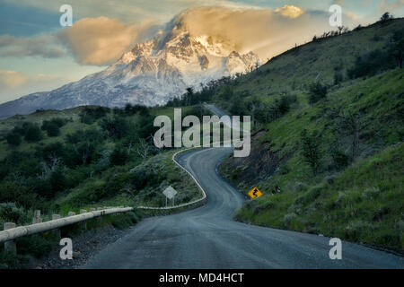 Paine Massivs Berge und die Straße bei Sonnenaufgang. Torres del Paine Nationalpark, Chile, Patagonien Stockfoto