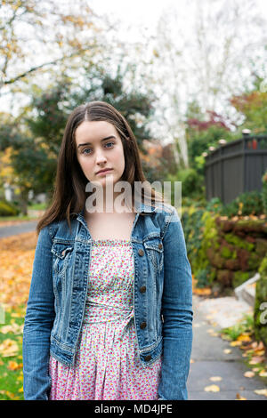 Ein Mädchen im Teenageralter (13 Jahre alt) mit Blick auf die Kamera mit Sorge. Stockfoto