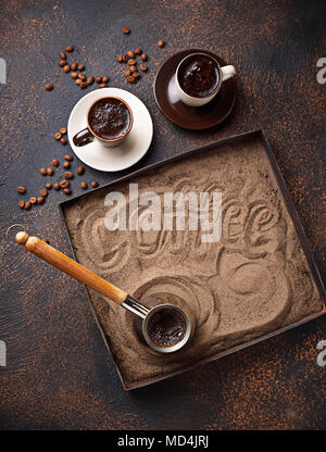 Traditionellen türkischen Kaffee auf heißem Sand vorbereitet Stockfoto