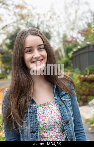 Ein Mädchen im Teenageralter (13 Jahre alt) lächelnd in die Kamera Zahnspange tragen. Stockfoto