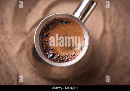 Die traditionellen türkischen Kaffee in cezve Stockfoto