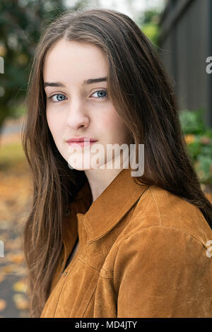 Ein Portrait eines Mädchen im Teenageralter. (13 Jahre alt). Stockfoto