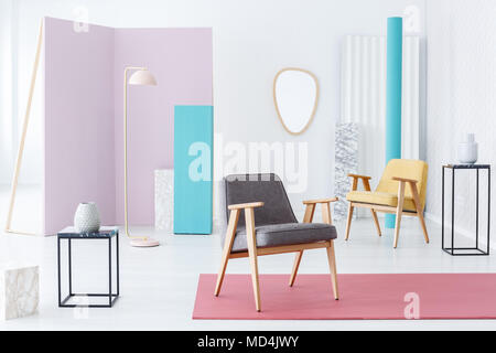Moderne Möbel und Accessoires still life Zusammensetzung in einem Spaß helle Einrichtung mit Rosa, Blau und Marmorelementen und Sesseln. Stockfoto