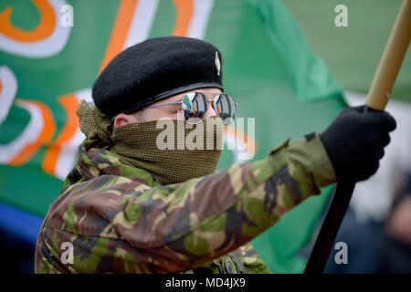 Republikanischen Dissidenten in paramilitärischen Stil Uniformen eine illegale Ostern 1916 Mahngang im Creggan Immobilien, Londonderry, Northern Ir gekleidet Stockfoto