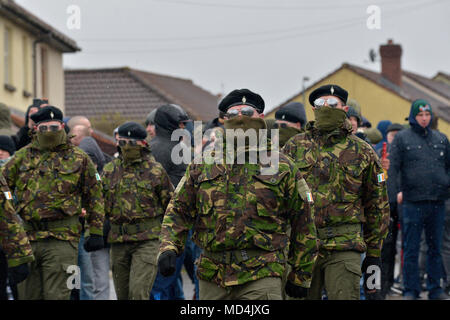 Republikanischen Dissidenten in paramilitärischen Stil Uniformen eine illegale Ostern 1916 Mahngang im Creggan Immobilien, Londonderry, Northern Ir gekleidet Stockfoto