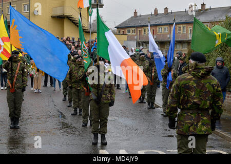 Republikanischen Dissidenten in paramilitärischen Stil Uniformen eine illegale Ostern 1916 Mahngang im Creggan Immobilien, Londonderry, Northern Ir gekleidet Stockfoto