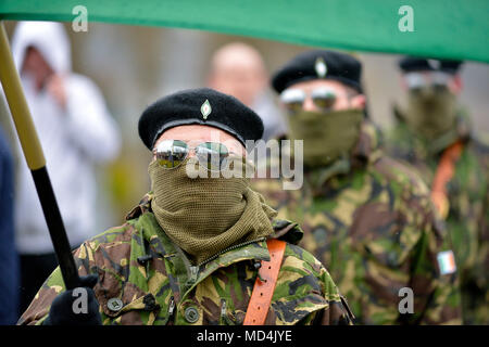 Republikanischen Dissidenten in paramilitärischen Stil Uniformen eine illegale Ostern 1916 Mahngang im Creggan Immobilien, Londonderry, Northern Ir gekleidet Stockfoto