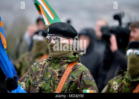 Republikanischen Dissidenten in paramilitärischen Stil Uniformen eine illegale Ostern 1916 Mahngang im Creggan Immobilien, Londonderry, Northern Ir gekleidet Stockfoto