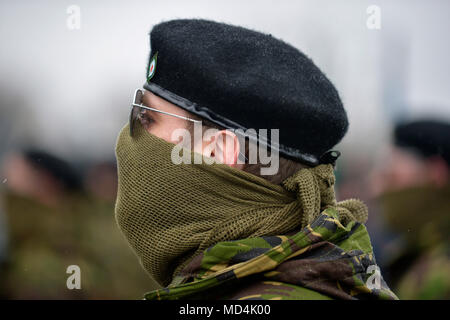 Republikanischen Dissidenten in paramilitärischen Stil Uniformen eine illegale Ostern 1916 Mahngang im Creggan Immobilien, Londonderry, Northern Ir gekleidet Stockfoto