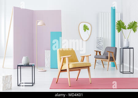 Inspiration für eine moderne Möbel Katalog mit einem gelben Sessel auf rosa Teppich in eine bunte, hipster Interieur mit Pastellfarben Ecke Raumteiler Stockfoto