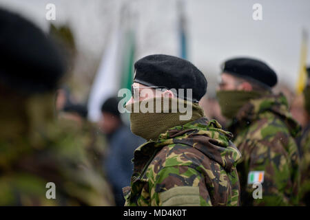 Republikanischen Dissidenten in paramilitärischen Stil Uniformen eine illegale Ostern 1916 Mahngang im Creggan Immobilien, Londonderry, Northern Ir gekleidet Stockfoto