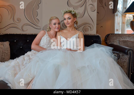 Professionelle Models in Brautkleider auf Wedding Fayre in Ballyliffin, Inishowen, County Donegal, Irland. Stockfoto