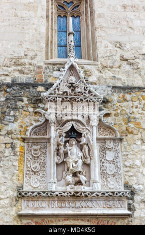 Bas Relief der König von Ungarn Matthias in voller Rüstung sitzt mit seinen Füßen auf einem Löwen. Engel halten eine Krone auf sein Haupt. Auf beiden Seiten Wappen. Stockfoto