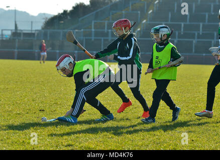 Grundschule Kinder spielen GAA hurling im Celtic Park, Derry. Stockfoto