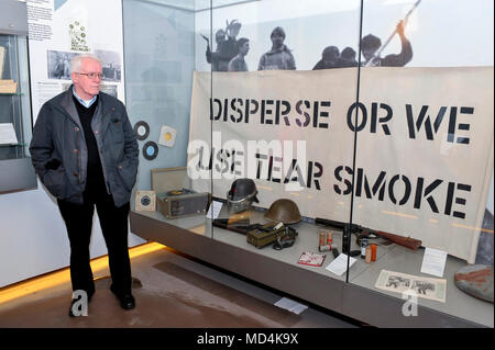 John Kelly, Education Officer Free Derry Museum, dargestellt mit der Schlacht von Bogside Exponate im Museum. Stockfoto