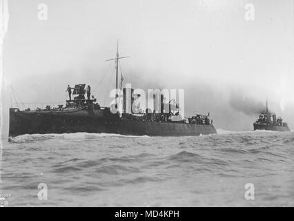 AJAXNETPHOTO. 1894. Auf See, UK GEWÄSSERN. - HIGH SPEED ZERSTÖRER-HM. Zerstörer (L-R) BOXER UND BRUISER - gebaut von J. THORNYCROFT 1894. Länge 200 m, Verdrängung 240 t. 29,25 Knoten Geschwindigkeit. Zu sehen HIER AUF MEER STUDIEN. Foto: VT-COLLECTION/AJAXNETPHOTO REF: AVL/HMD BOXER BRUISER VT 1 11 Stockfoto